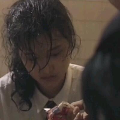 我在不羁17岁截取了一小片段卫生间霸凌