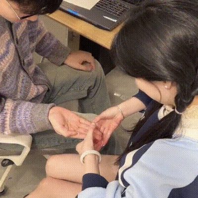 男孩喂姐姐吃萝卜动态图