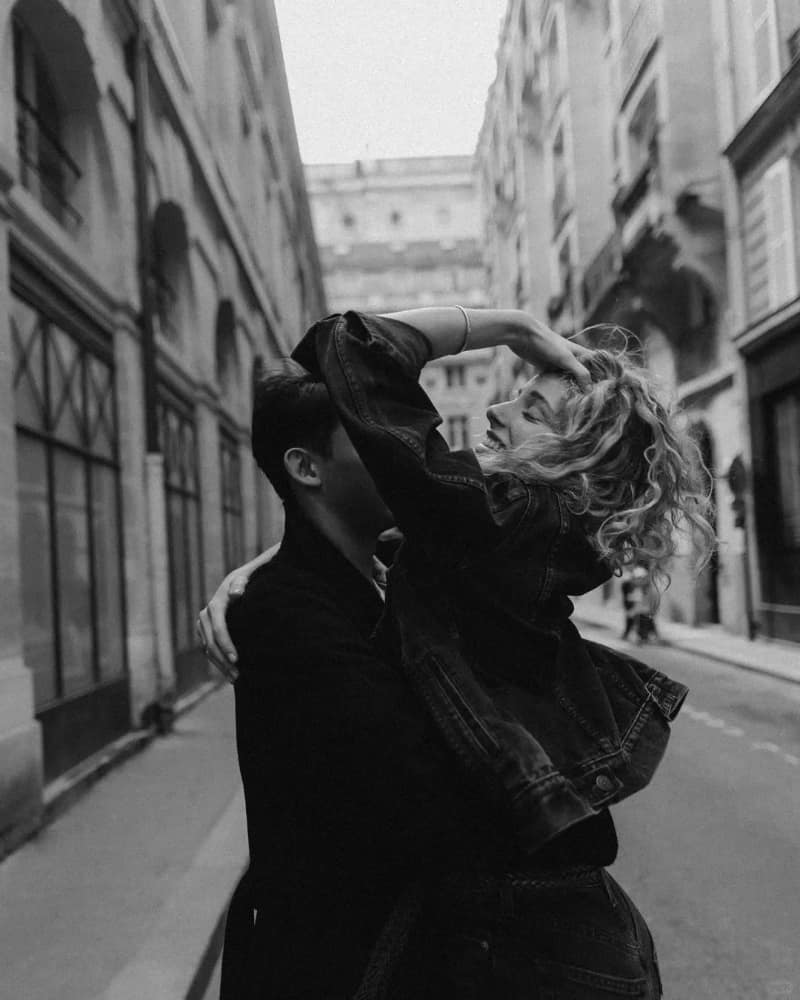 夫妻和情侣男女两个人恩爱的图片_10
