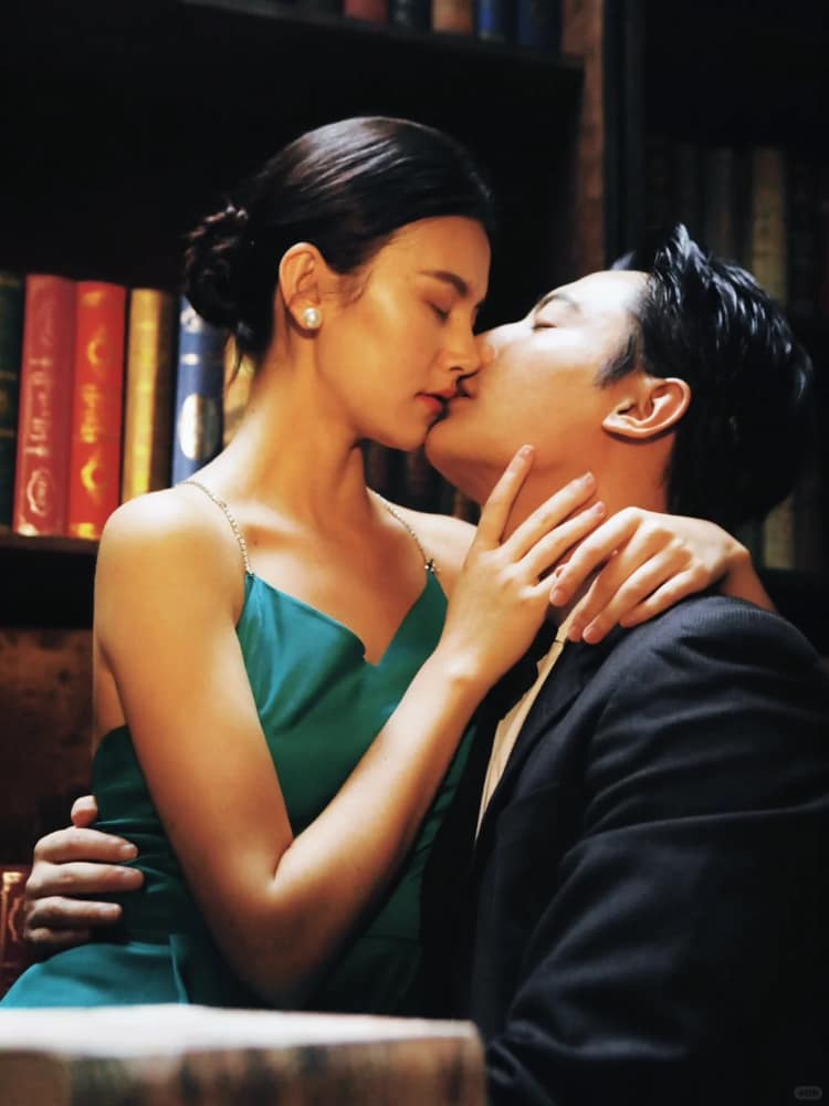 一男一女两个人情人暖心拥抱图片_2