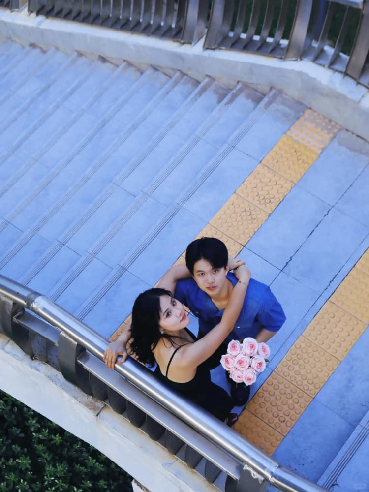 一男一女两个人情人暖心拥抱图片_7
