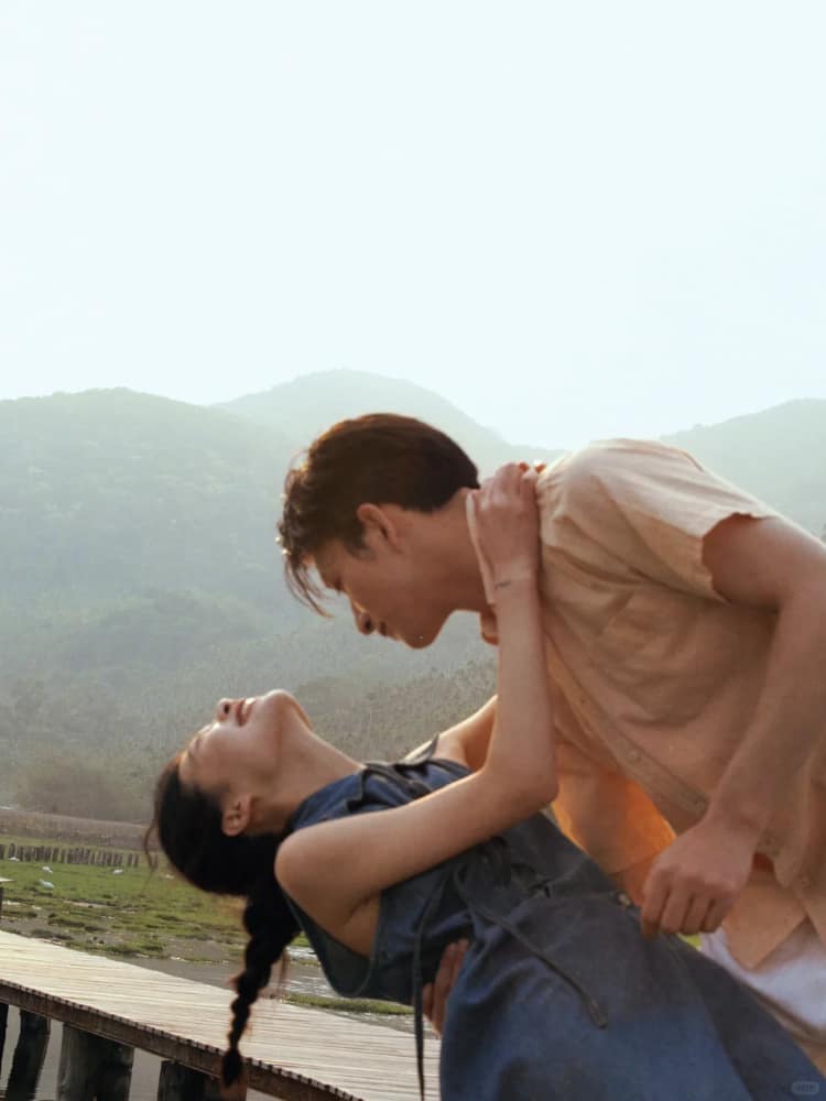 一男一女两个人情人暖心拥抱图片_11