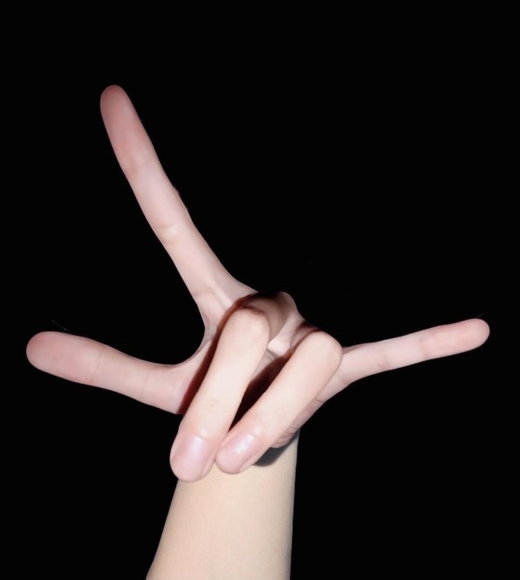 放松女孩花朵的手势动作图片_1