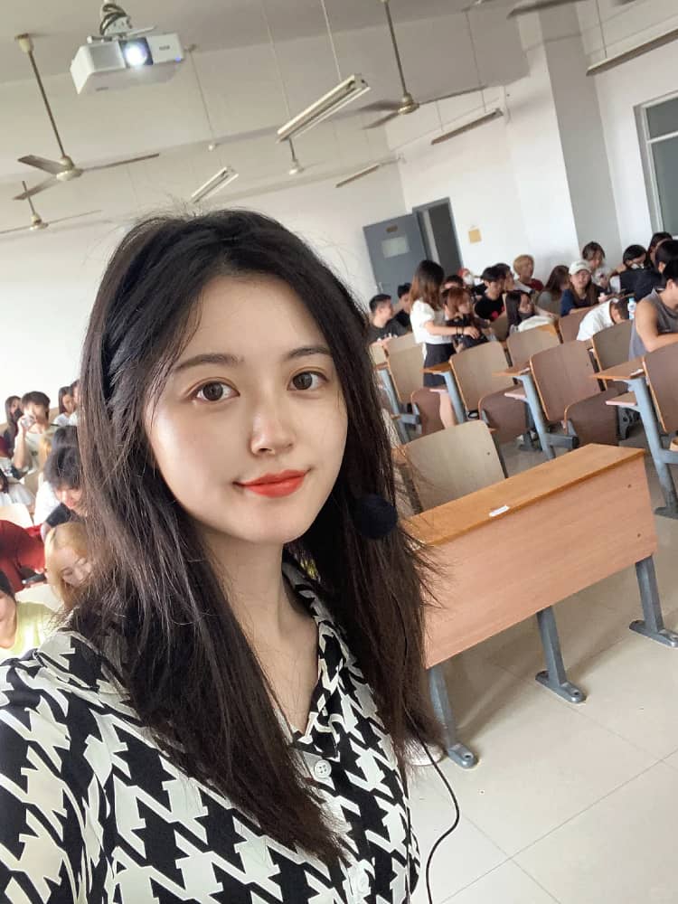 美女个人图片连拍15张美照分享_7